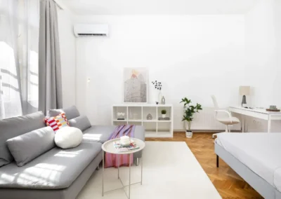 home staging után dekorált lakás vidám színekkel