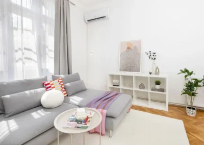 home staging után dekorált nappali vidám színekkel