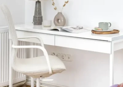 home staging után dekorált nappali dolgozó sarokkal vidám színekkel
