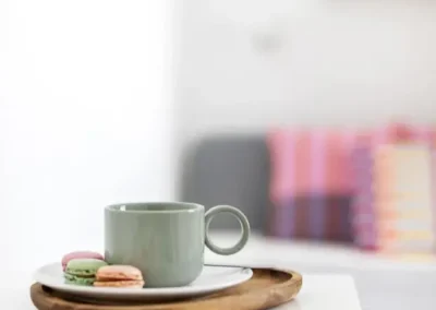 home staging után dekoráció, színes bögre és macaron
