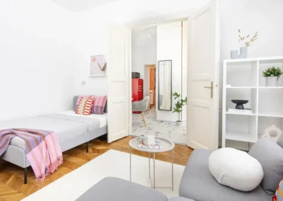 Budapest garzonlakás home staging után dekorált lakás vidám színekkel