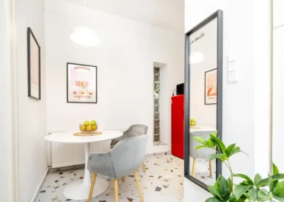 Budapest garzonlakás home staging után dekorált lakás előszobája vidám színekkel