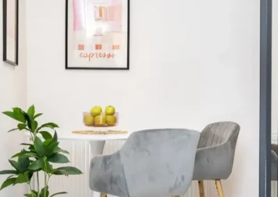 Budapest garzonlakás home staging után dekorált lakás étkezője vidám színekkel