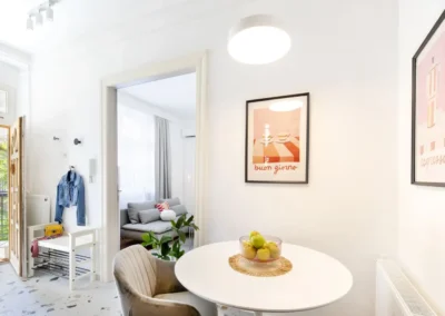 Budapest lakáskiadás home staging után dekorált lakás előszobája vidám színekkel