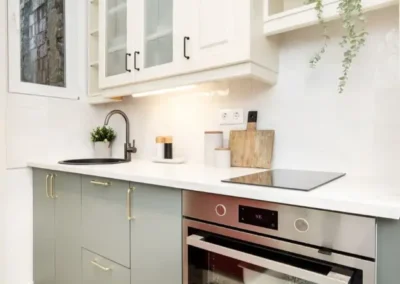Budapest garzonlakás home staging után dekorált lakás konyhája vidám színekkel