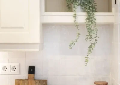 Budapest garzonlakás home staging után dekorált lakás konyha részlet vidám színekkel, dekorációval