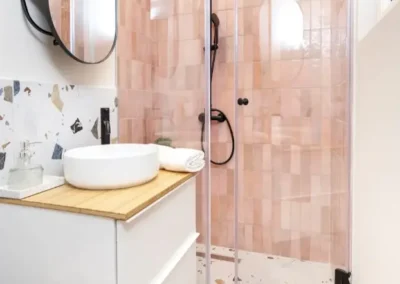 Budapest garzonlakás home staging után dekorált lakás fürdőszoba vidám színekkel