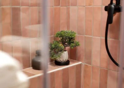 Budapest garzonlakás home staging után dekorált lakás fürdőszoba vidám színekkel részlet dekorációkkal bonsai és fekete csaptelep és kiegészítő