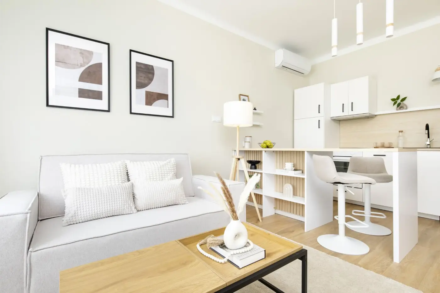 home staging kiadásra felkészítés után nappali és konyha natúr színekkel