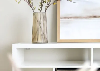 home staging csomag után nappali részlet neutrális színekkel, dekorációkkal