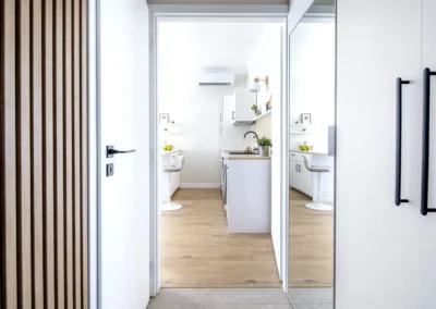 Budapest teljes felújítás és kiadásra felkészítés után előszoba részlet neutrális színekkel, lamellás fali panel