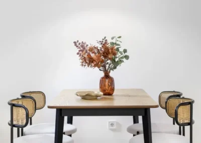 étkező dekorációval, rattan támlás székekkel