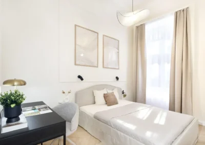 home staging Budapest belvárosi lakásban, elegáns lakberendezés, kiadásra felkészítés után