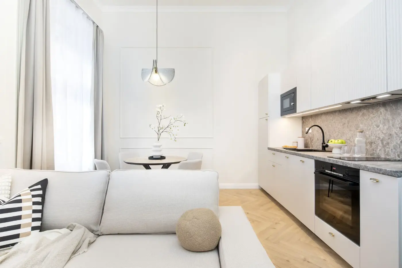 home staging Budapest belvárosi lakásban, elegáns lakberendezés, naturális színpaletta, modern konyha