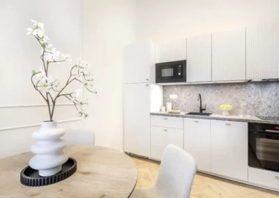 home staging Budapesten, lakás naturális színekkel, kiadásra felkészítve, elegáns modern konyha