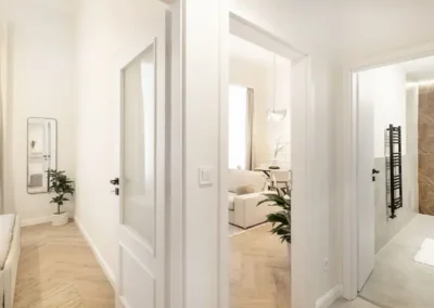 home staging Budapest belvárosi lakásban, elegáns lakberendezés, home staging Budapest belvárosi lakásban, elegáns lakberendezés, kiadásra felkészítés után, helyiségkapcsolatok bemutatása