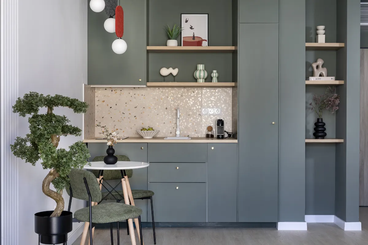 nagy lakás konyha home staging után, zöld terrakotta színpalettával