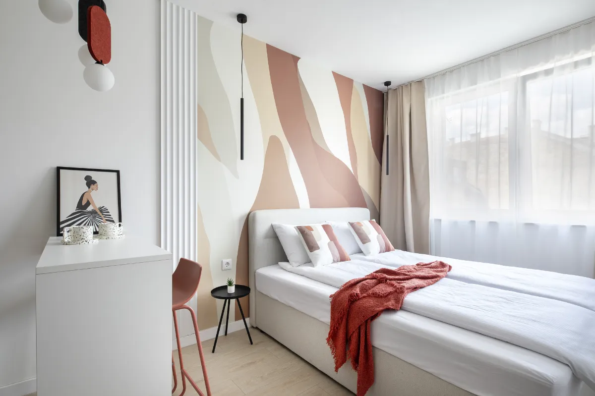 kis lakás home staging után terrakotta bézs színpalettával design tapétával