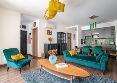 Budapest home staging eladásra felkészített lakás nappali konyha dekorációval