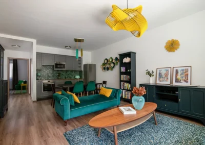 Budapest home staging eladásra felkészített lakás konyha nappali dekorációval