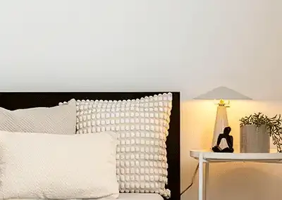 home staging eladásra felkészített ingatlan hálószoba részlet dekorációval asztali lámpával