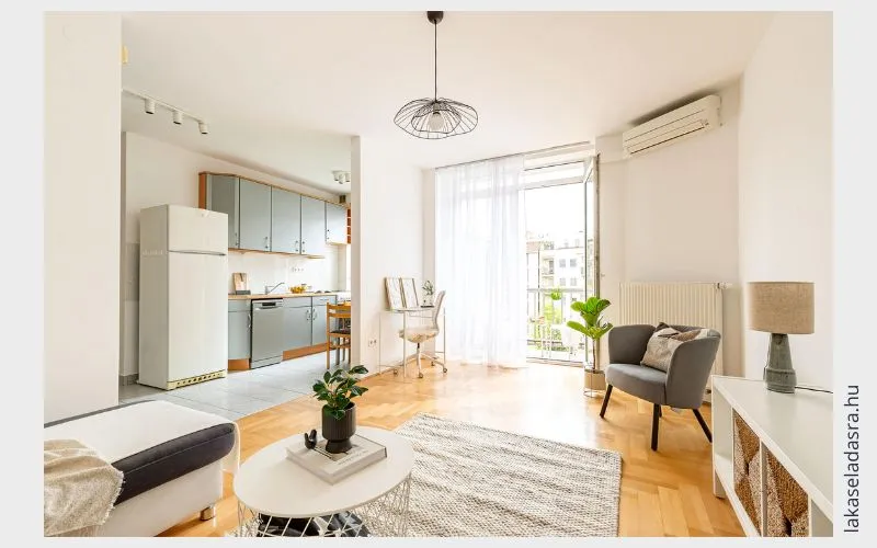 home staging után fotózott eladásra felkészített nappali és konyha Budapesten