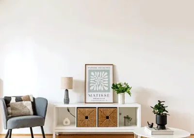 home staging után nappali fal fotellel, tv állvánnyal dekorációkkal