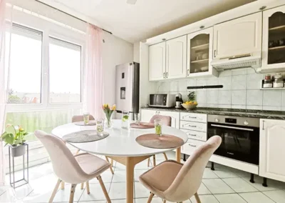 konyha home staging szóbeli tanácsadás után előtte utána fotók Paks panel