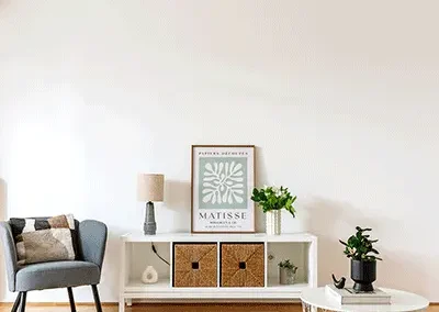 home staging után eladásra felkészített nappali fala dekorációval bútorokkal