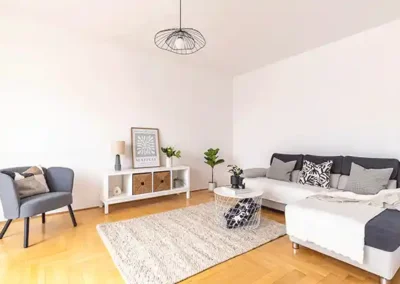 home staging eladásra felkészített ingatlan nappali részlet kanapéval, fotellel