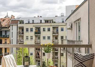 home staging eladásra felkészített ingatlan erkély dekorálva lámpással reggeliző szettel